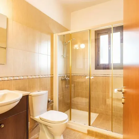 Apartment Dazzling Private With Pool Paphos